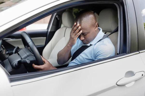 Perturbado homem negro motorista tocando sua cabeça — Fotografia de Stock