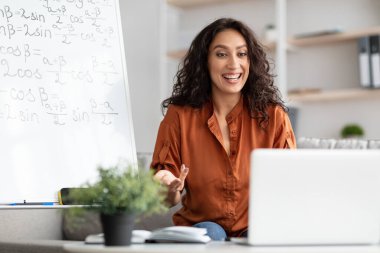 Gülümseyen bayan öğretmen çevrimiçi öğrencilere trigonometrik fonksiyonları açıklıyor