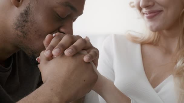 Milující černošky manžel líbání manželky ruční sezení uvnitř, detailní záběr