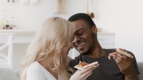 Šťastný pár jíst pizzu flirtování a smát se doma — Stock video