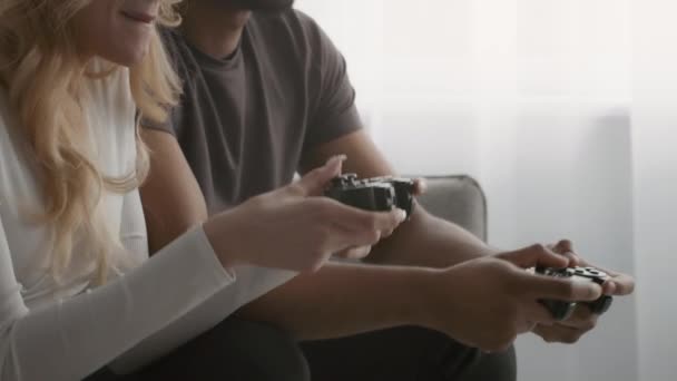 Крупный план Разнообразная пара, играющая в видеоигру в помещении — стоковое видео