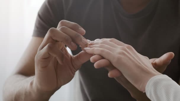 Africain homme portant bague de fiançailles sur Girlfrieds doigt à l'intérieur — Video