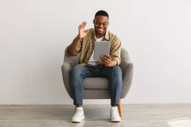 Afrikalı Adam Gri Duvarın Üzerinde Tablet Arıyor