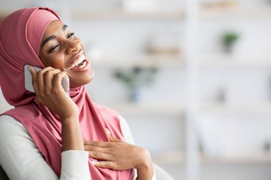 Mobil çağrı. Neşeli Siyahi Kadın Başörtüsü Altında Cep Telefonuyla