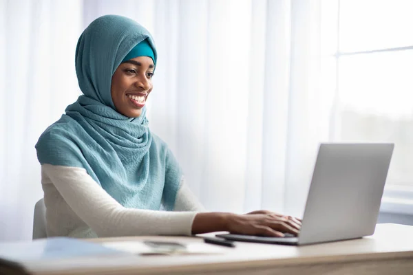 Online munka. Portré fekete muszlim Freelancer Lady in Hijab Laptop használatával — Stock Fotó