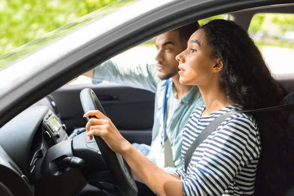 Zenuwachtige jonge dame rijden school student rijden auto met instructeur — Stockfoto