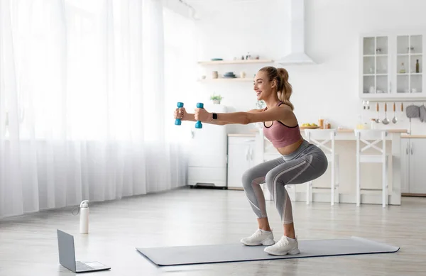 Håll dig i form, fitness eller pilates med online-klass, morgonträning hemma — Stockfoto