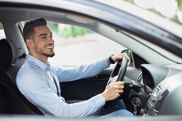 Eccitato arabo che va in ufficio, guida la sua auto — Foto Stock