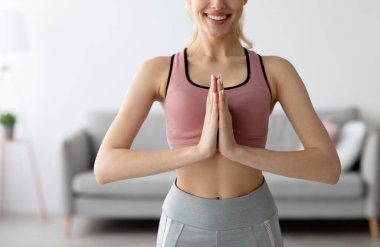 Evde meditasyon, nefes egzersizleri, vücut bakımı ve aktif yaşam tarzı, covid-19 tecrit