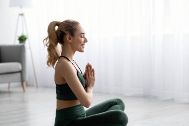 Nefes alma egzersizleri, evde meditasyon ve covid-19 kilitlenmesi sırasında eğitim.