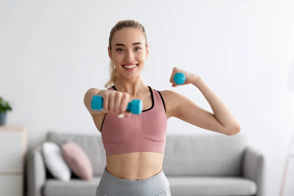 Kroppsvård hemma, ny normal, passform och träning för muskel, styrketräning, covid-19 — Stockfoto
