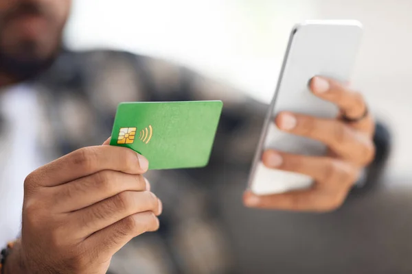 Kreditní karta a moderní mobilní telefon v mužských rukou — Stock fotografie