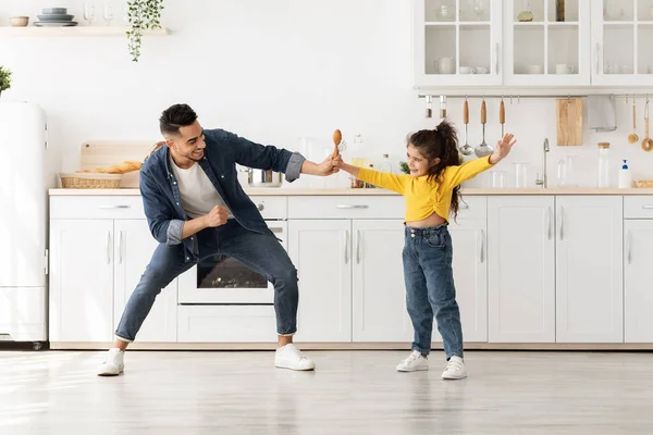 Adorable poco árabe chica tener divertido con su papá en casa —  Fotos de Stock