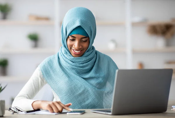 Távoli Vállalkozói szellem. Fekete iszlám üzletasszony Okostelefon használata közben dolgozik a Belügyminisztériumban — Stock Fotó