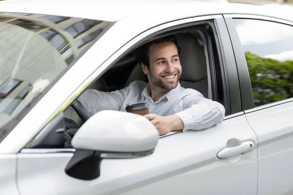 Glücklicher Geschäftsmann, der Auto fährt, während er Kaffee zum Mitnehmen trinkt, guten Morgen und Weg ins Büro — Stockfoto