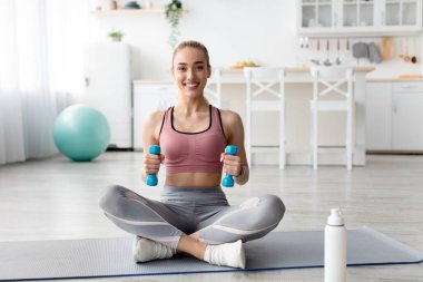 Sağlıklı yaşam tarzı, formda kalmak, kilo vermek. Çevrimiçi spor eğitimi, egzersiz