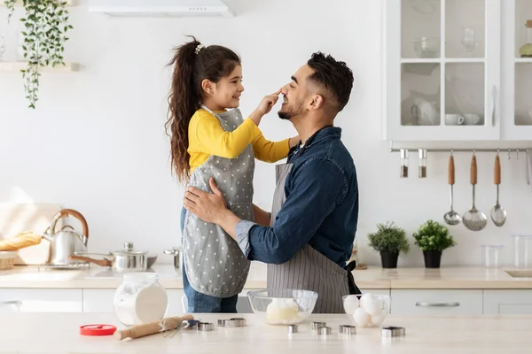 Mutlu Orta Doğulu baba ve küçük kızı mutfakta yemek pişirirken eğleniyor. — Stok fotoğraf