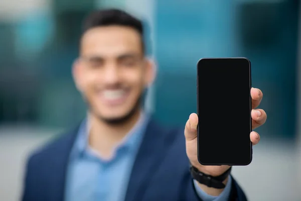 Hombre de negocios irreconocible mostrando teléfono inteligente con pantalla en blanco — Foto de Stock