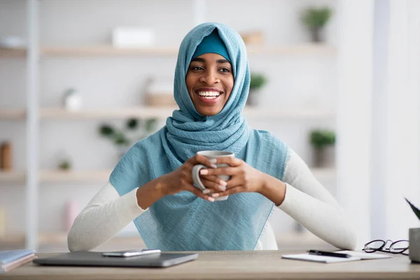 Pause au travail. Heureuse dame musulmane noire dans Hijab Boire du café sur le lieu de travail — Photo