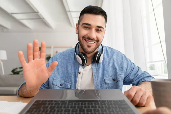 Cara alegre ter chamada de vídeo usando laptop e acenando — Fotografia de Stock