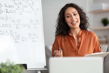 Pc kullanarak öğrencilere trigonometrik fonksiyonları açıklayan kadın öğretmen