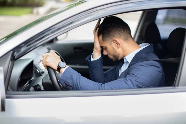 Overstuur arabische zakenman bestuurder raakt zijn hoofd — Stockfoto