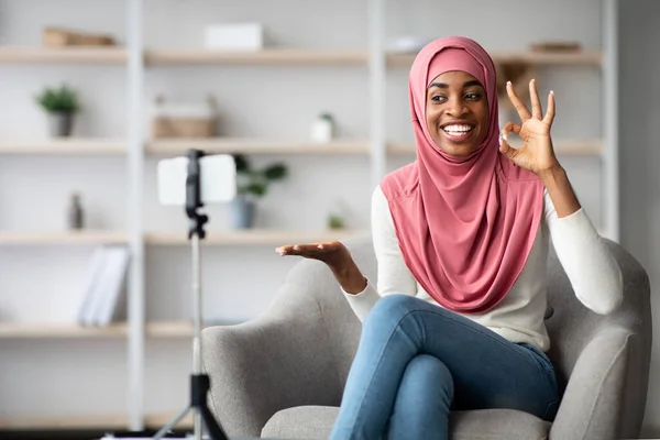 Feliz negro musulmán bloguero dama en hiyab captura de vídeo de revisión en la cámara — Foto de Stock