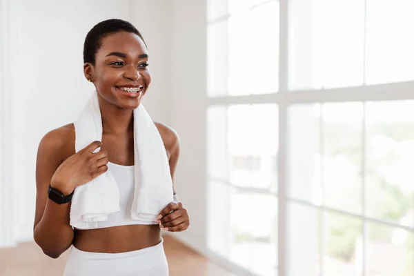 Retrato de mujer negra deportiva en pose de ropa deportiva blanca — Foto de Stock