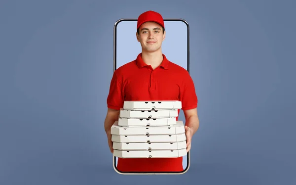 Smiling delivery man holding pizza, standing in smartphone — Stock Photo, Image