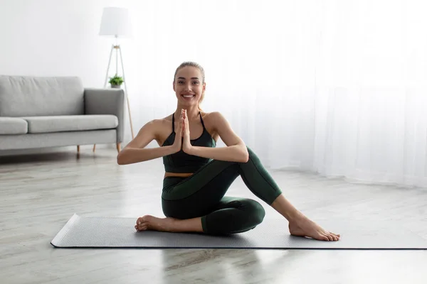 Träna yoga på morgonen, stretcha, kroppsvård hemma, andningsövningar under covid-19 karantän — Stockfoto