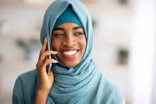Closeup Of Smiling Black Islamic Lady In Hijab Talking On Mobile Phone — Stock Photo, Image