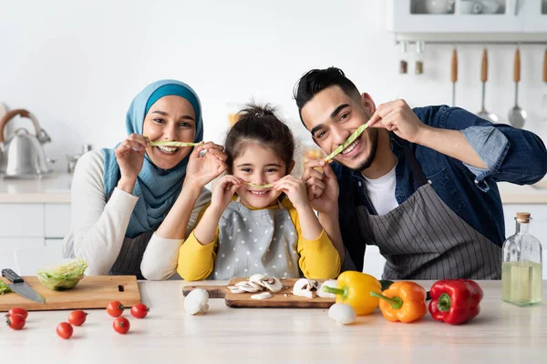 Mutfakta Üç Kişilik Neşeli Müslüman Aile Portresi — Stok fotoğraf