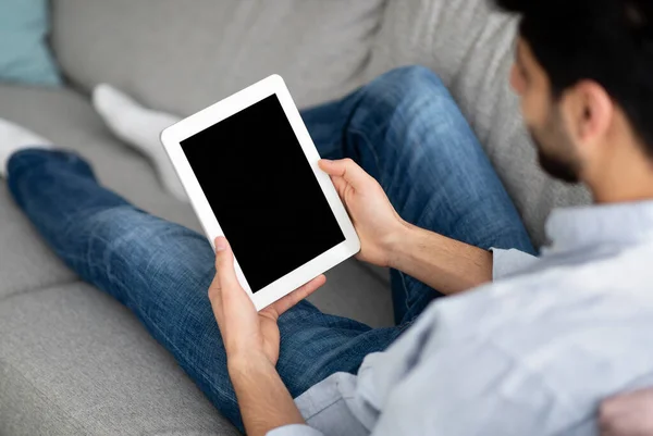 Conceito de publicidade. Millennial árabe homem usando tablet digital com tela em branco, site de navegação ou mostrando novo aplicativo — Fotografia de Stock