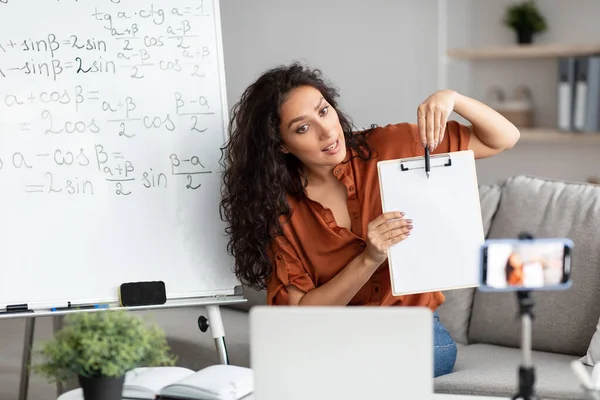 Kadın öğretmen duş kağıdı dökümanı video kaydı dersi
