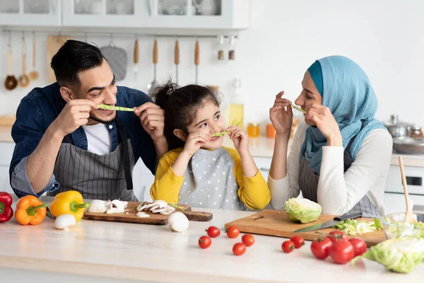 Mutfak eğlencesi. Pozitif Orta Doğulu Ebeveynler Kızlarıyla Kandırılıyor — Stok fotoğraf