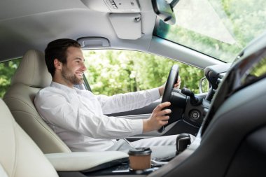 Rahat kişisel ulaşım, yeni araba, iş adamı ofise gider, yüz ifadesi pozitiftir