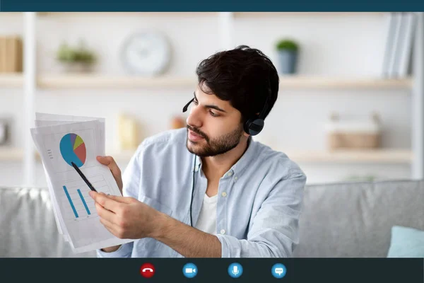 Conférence d'affaires en ligne. Entrepreneur arabe dans un casque montrant le diagramme et les rapports du marché à webcam, capture d'écran — Photo