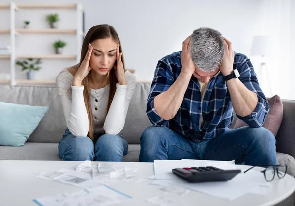 Starší páry trpící problémy s rodinným rozpočtem, nemohou platit účty, mají finanční problémy doma — Stock fotografie