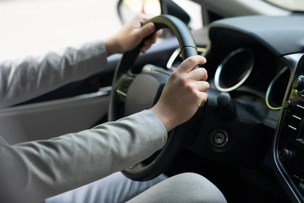 Şehirde yeni normal bir araçla şoför işi, seyahat ve ofis yolu. — Stok fotoğraf