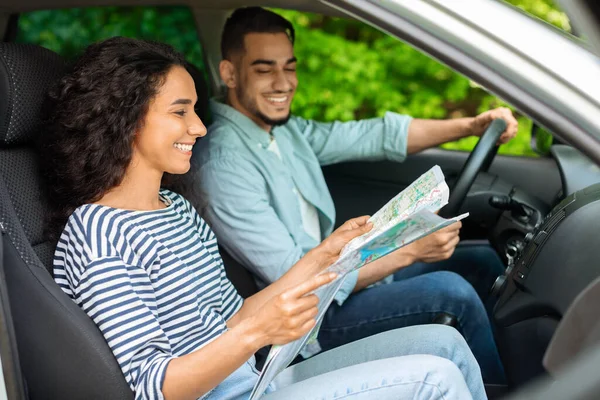 Junge liebevolle arabische Mann und Frau haben Autofahrt zusammen — Stockfoto