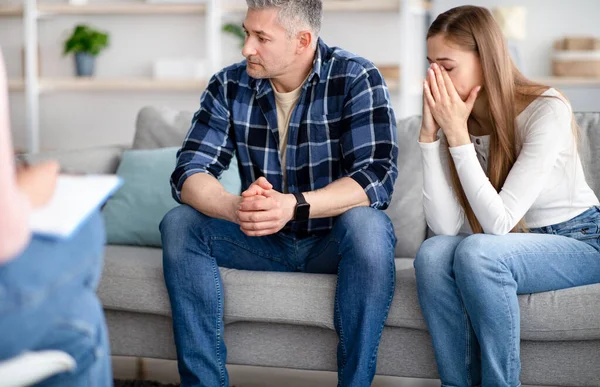 Volwassen echtpaar op zoek naar professionele hulp, na overleg met psycholoog op kantoor — Stockfoto