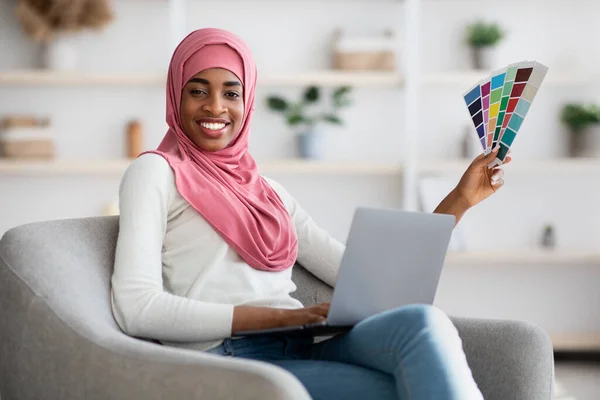 Müslüman Kadın İşleri. Laptop ve Renk Örnekleriyle Siyah İslami Tasarımcı Kadın — Stok fotoğraf