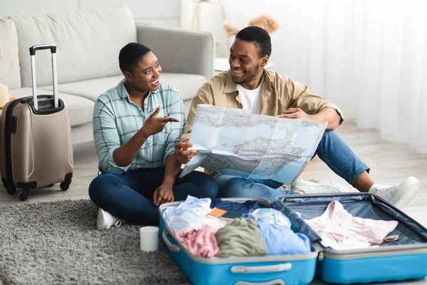 African American Family Επιλέγοντας Προορισμός για διακοπές με χάρτη Εσωτερική — Φωτογραφία Αρχείου