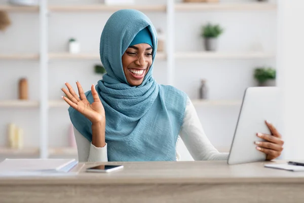 Online kommunikáció. Vidám fekete muszlim hölgy Hidzsáb Videohívás Digitális Tablet — Stock Fotó