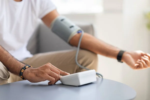 Mann mit modernem Tonometer zu Hause unkenntlich — Stockfoto