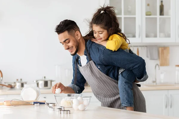Porträt Von Jung Arab Father Baking In Küche Mit Seine Kleine Tochter — Stockfoto