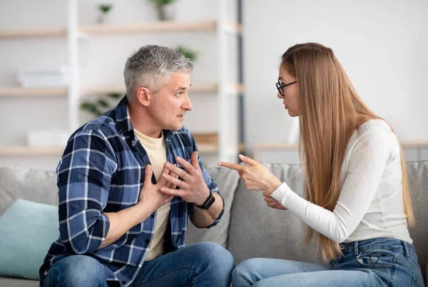 Geïrriteerde volwassen vrouw ruziënd met haar man thuis, boos zijn, familieproblemen ervaren — Stockfoto