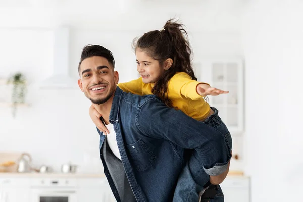 Feliz joven padre de Oriente Medio y pequeña hija divirtiéndose juntos en casa —  Fotos de Stock