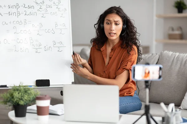 Profesora dando lecciones en línea a estudiantes grabando video —  Fotos de Stock