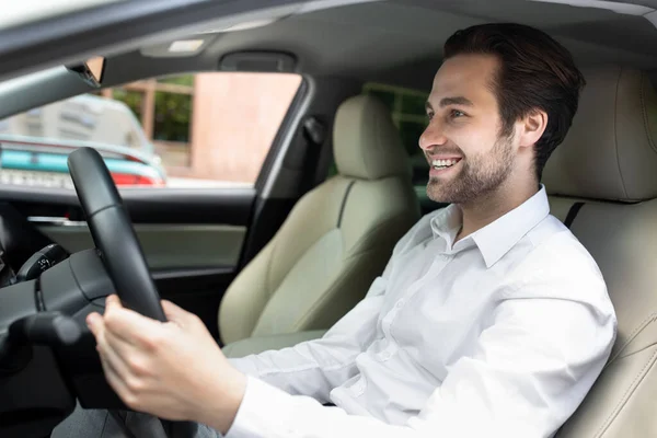 운전을 하면서 운전을 하는 운전자의 긍정적 인 얼굴 표정 — 스톡 사진